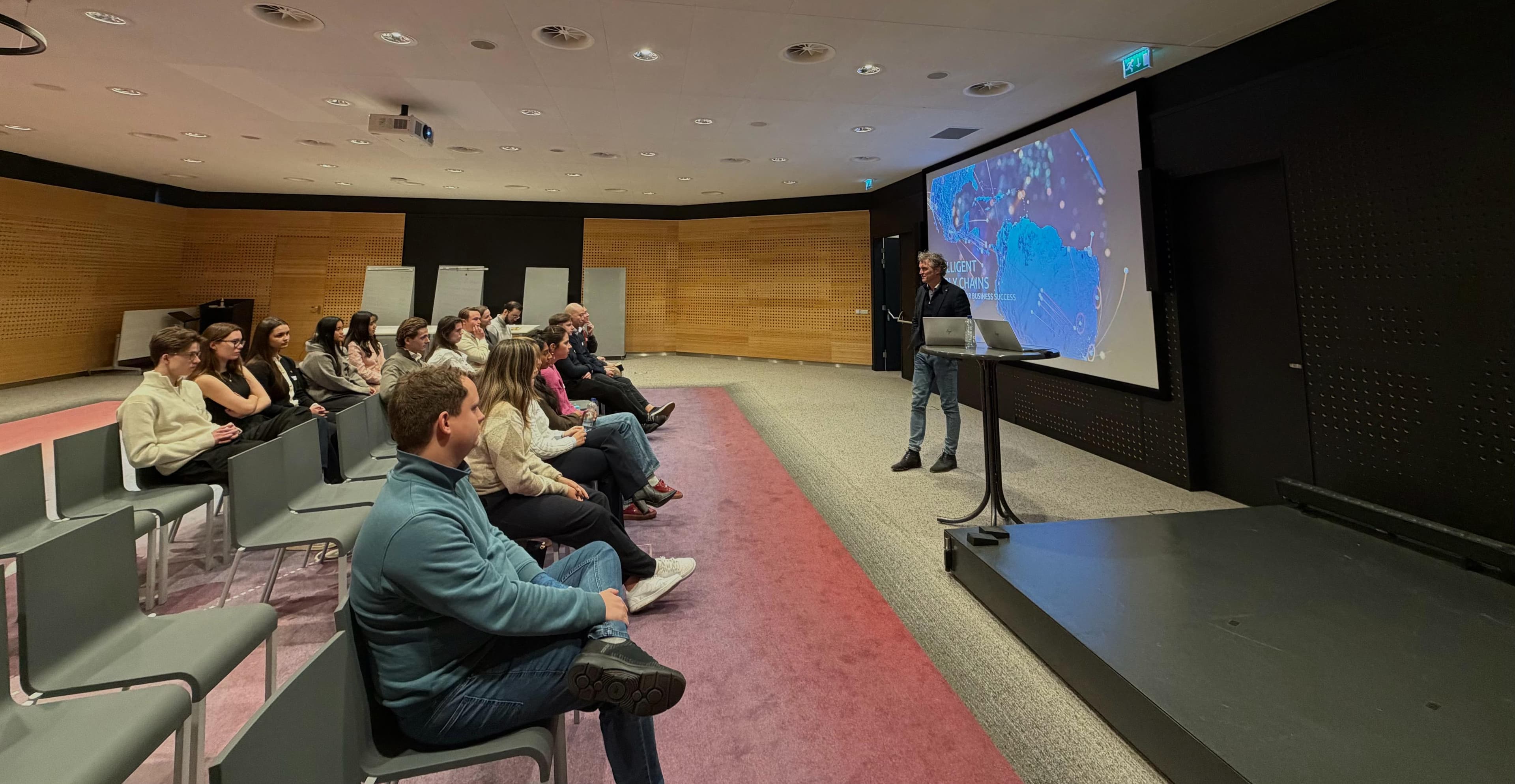 GLOBAL TECHNOLOGY & MANAGEMENT CONSULTING PARTNER in-house day image 1